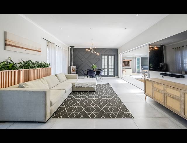 5 BEDROOM FREESTANDING FOR SALE IN BLOUBERG RISE